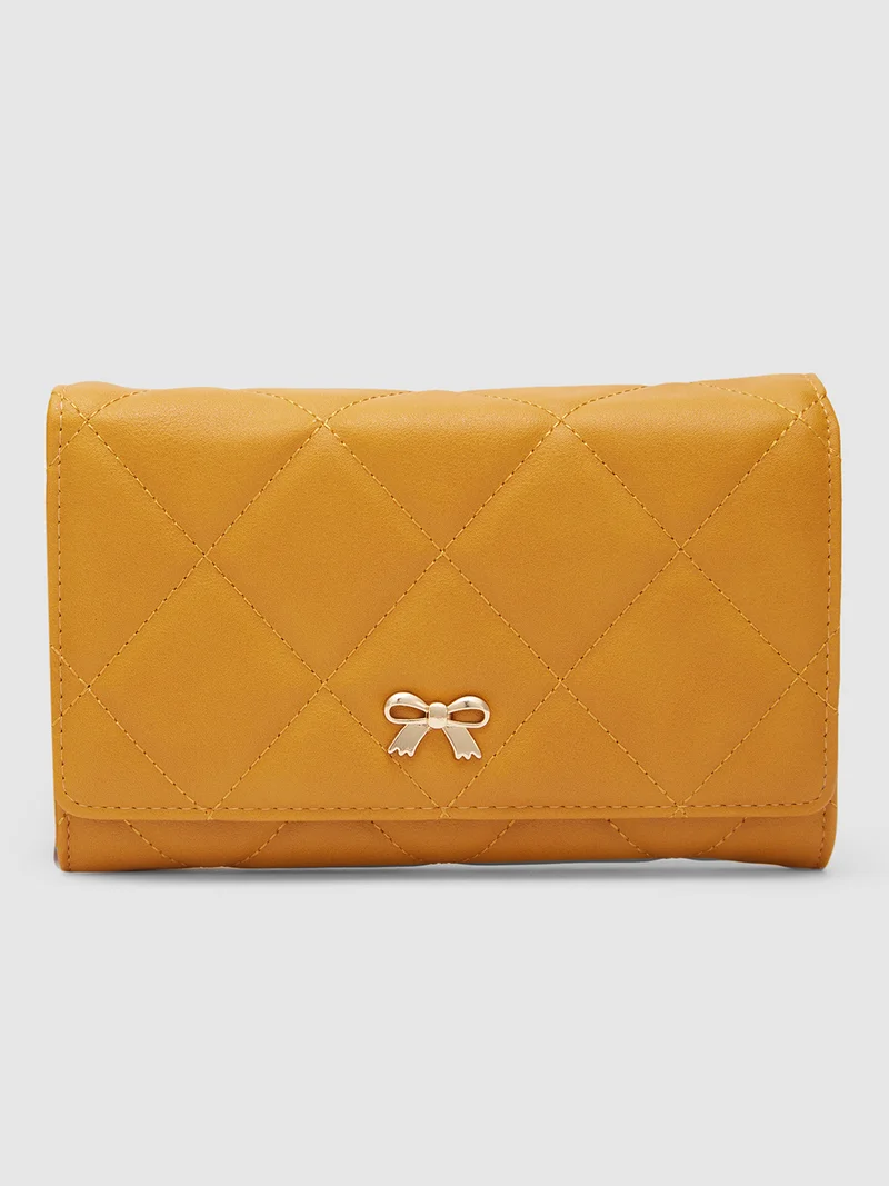 جلو باص حقيبة كروس بودي نسائية جلوبس باللون الخردلي بنقشة بارزة